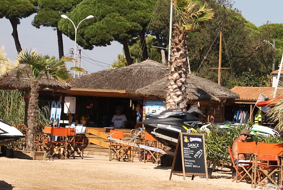 Café sur la plage de l'Ayguade de Hyeres
